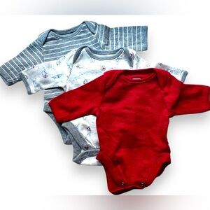 EUC Onesies Trio (NB to 7lbs)
